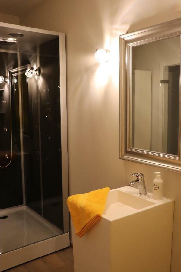 Apartment Zum-butterstock *